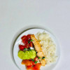Филе лосося с рисом и свежими овощами Бломанже