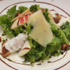 Салат з куркою-гриль, карамелізованими горішками, сиром Дана Блю та сирним соусом Княжий Двір